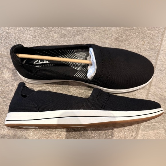 CLARKS - NWT - Cloudsteppers Black Slip-On Shoes Sneakers - Picture 11 of 12